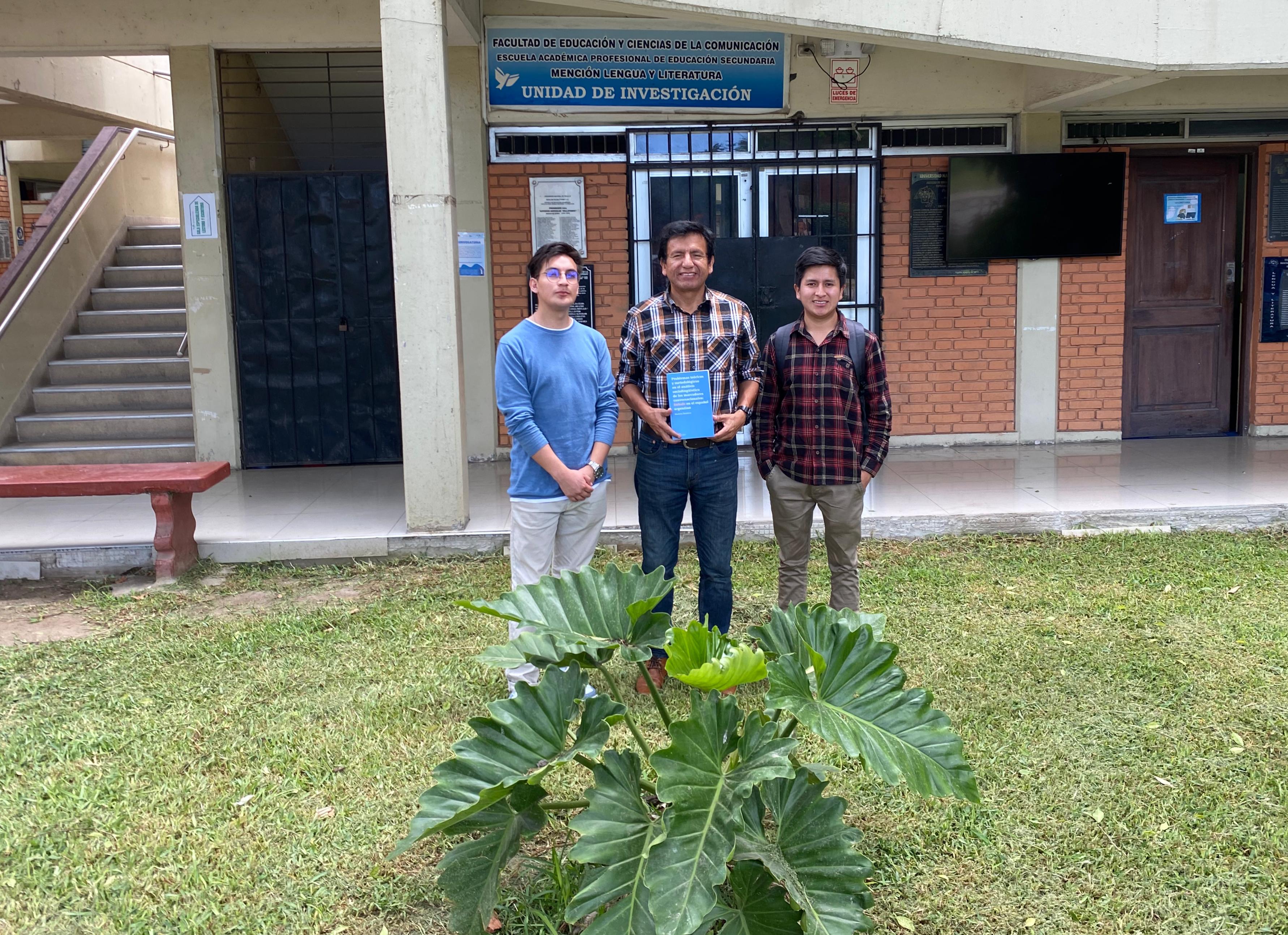 Fotografie z Universidad Nacional de Trujillo (UNT), Trujillo, Peru. Mg. Zorán Evaristo Herrera Mejía, profesor španělského jazyka a literatury na UNT, dva studenti UNT, kteří byli na studijním pobytu na FF.